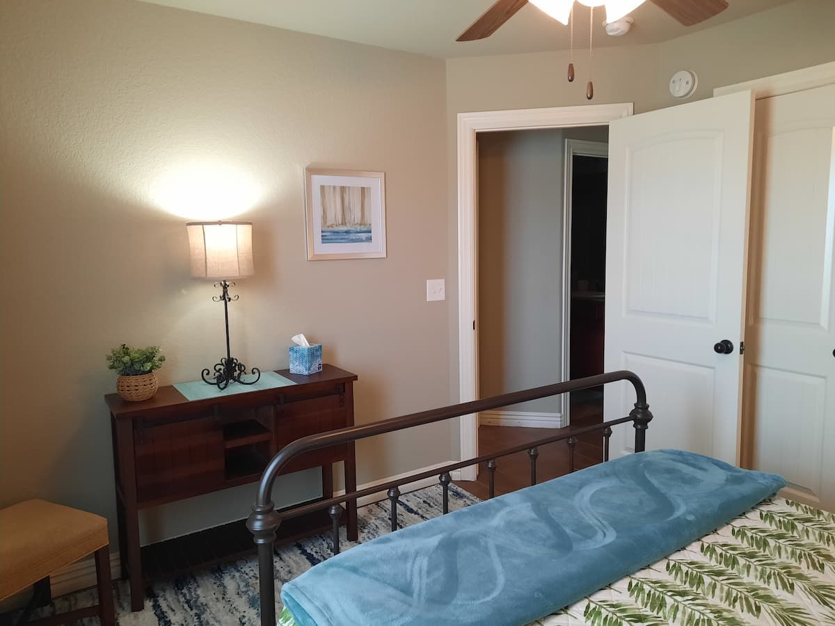 Pea Ridge second bedroom with queen bed